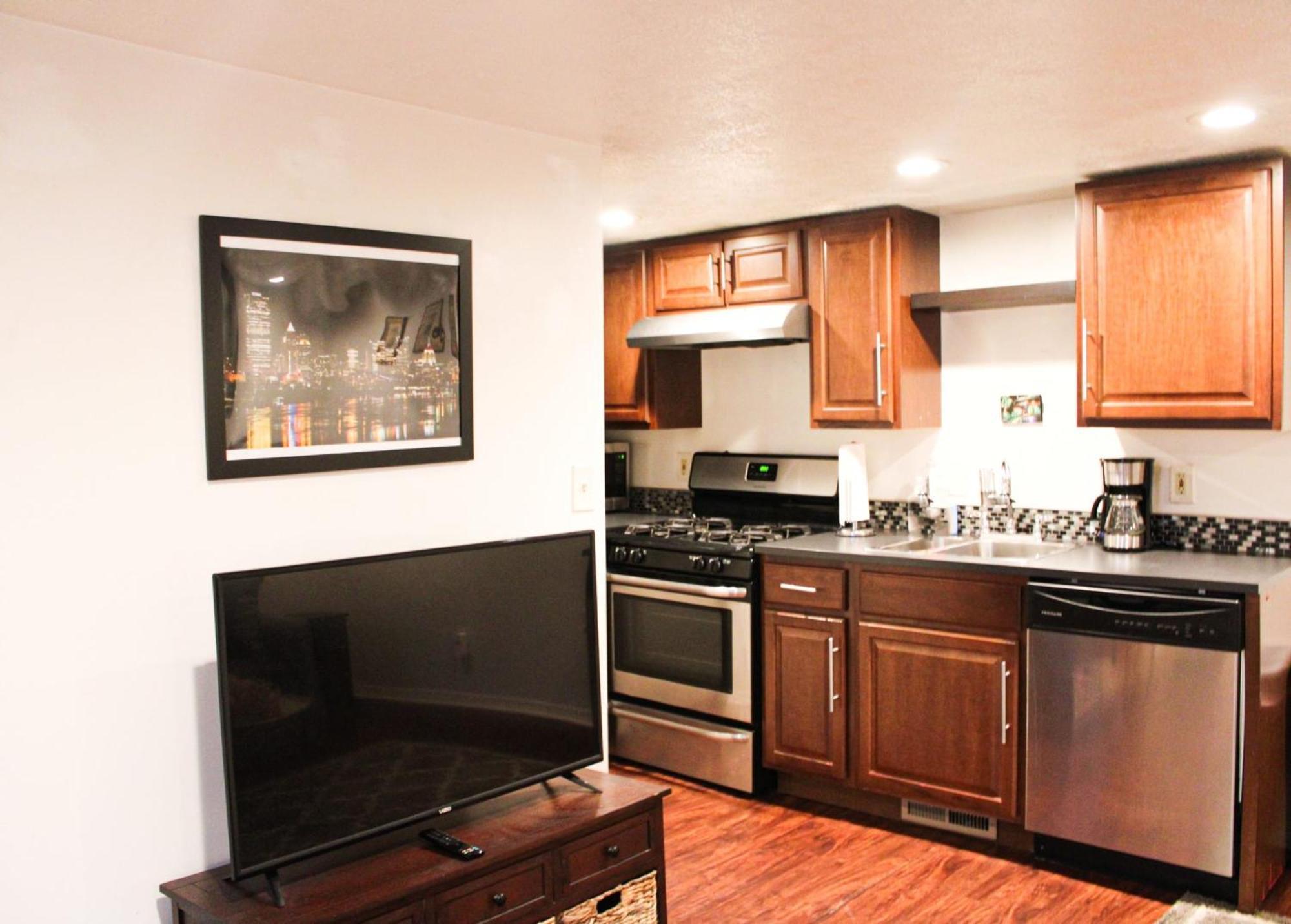 1 Bed Apt - Amazing Location 1 Block To Carson St Pittsburgh Buitenkant foto